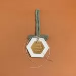 ΚΡΕΜΑΣΤΟ ΠΟΛΥΓΩΝΟ ΚΕΡΑΜΙΚΟ ΜΕ PLEXI ΑΓΑΠΗ ΕΥΤΥΧΙΑ ΥΓΕΙΑ ΠΡΑΣΙΝΟ ΕΥΚΑΛΥΠΤΟΥ