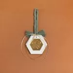 ΚΡΕΜΑΣΤΟ ΠΟΛΥΓΩΝΟ ΚΕΡΑΜΙΚΟ ΜΕ PLEXI LET IT SNOW ΠΡΑΣΙΝΟ ΕΥΚΑΛΥΠΤΟΥ