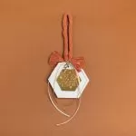 ΚΡΕΜΑΣΤΟ ΠΟΛΥΓΩΝΟ ΚΕΡΑΜΙΚΟ ΜΕ PLEXI LET IT SNOW ΤΕΡΑΚΟΤΑ