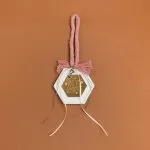 ΚΡΕΜΑΣΤΟ ΠΟΛΥΓΩΝΟ ΚΕΡΑΜΙΚΟ ΜΕ PLEXI LET IT SNOW ΣΑΠΙΟ ΜΗΛΟ