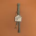 ΚΡΕΜΑΣΤΟ ΜΕΤΑΛΛΙΚΟ ΣΠΙΤΙ ΜΕ ΣΜΑΛΤΟ ΠΡΑΣΙΝΟ ΕΥΚΑΛΥΠΤΟΥ