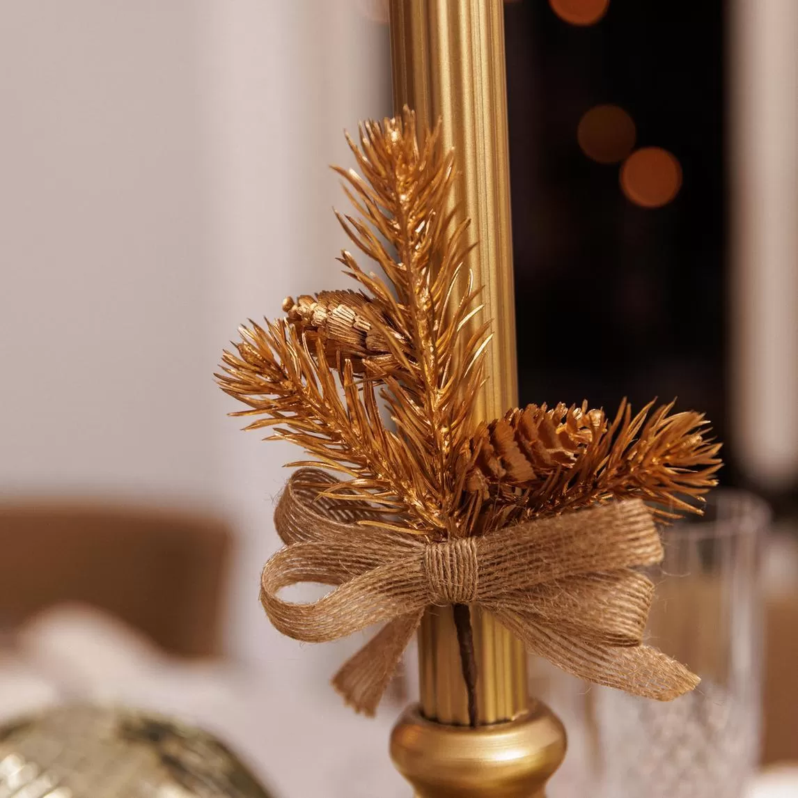 Κλαδί με φιόγκο από λινάτσα και χρυσό 19 cm