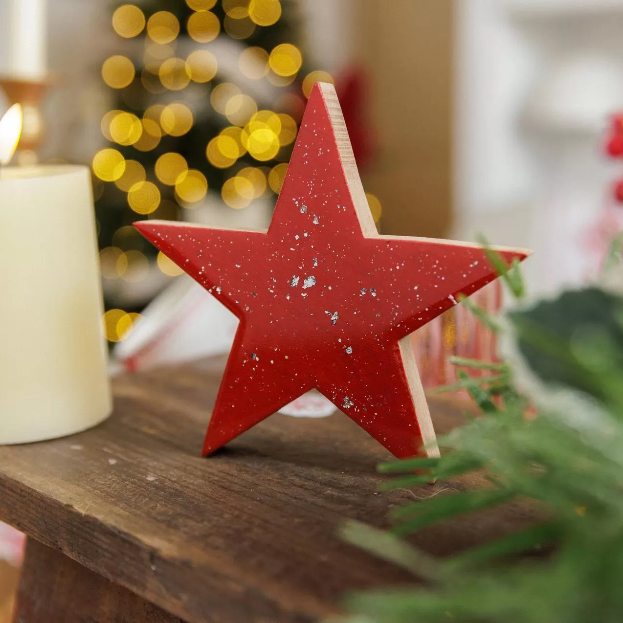 Αστέρι ξύλινο κόκκινο λούστρο με ασημί γκλίτερ 10.5 x 10.5 x 1.5 cm