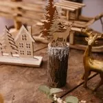 Χριστουγεννιάτικο διακοσμητικό σε ξύλινη βάση με χρυσό γκλίτερ 5 x 24 cm