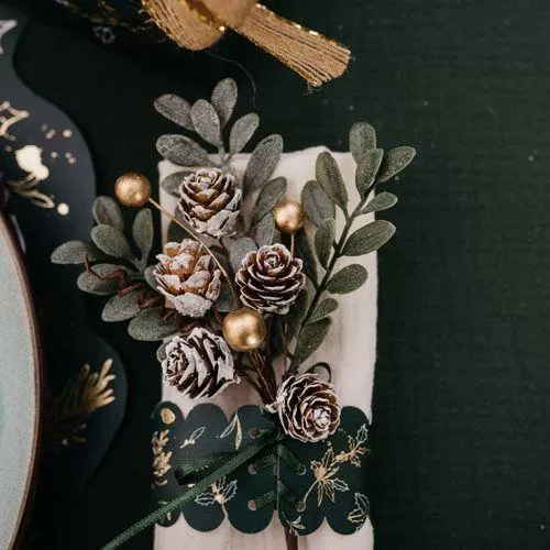 Κλαδί  με μούρα και κουκουνάρια χιονισμένο, πράσινο και χρυσό 19 cm