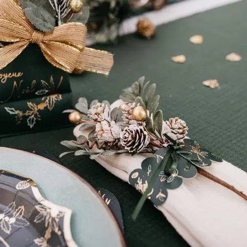 Κλαδί  με μούρα και κουκουνάρια χιονισμένο, πράσινο και χρυσό 19 cm