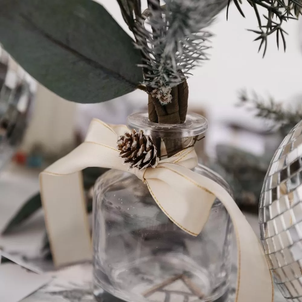 12 κουκουνάρια σε κλαδί χιονισμένα 12 cm