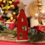 Σπιτάκι από Λακαρισμένο Κόκκινο Ξύλο με Χρυσό Αστέρι 7x21x4cm