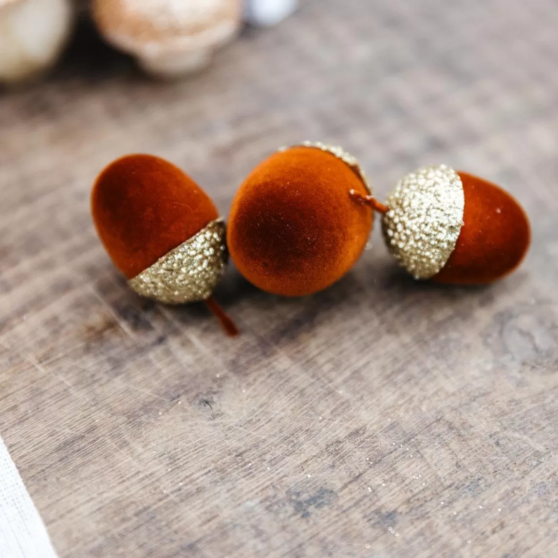 6 βελανίδια βελούδινα κεχριμπαρί με χρυσό γκλίτερ 3 – 4.5 cm