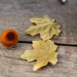 6 βελανίδια βελούδινα κεχριμπαρί με χρυσό γκλίτερ 3 – 4.5 cm