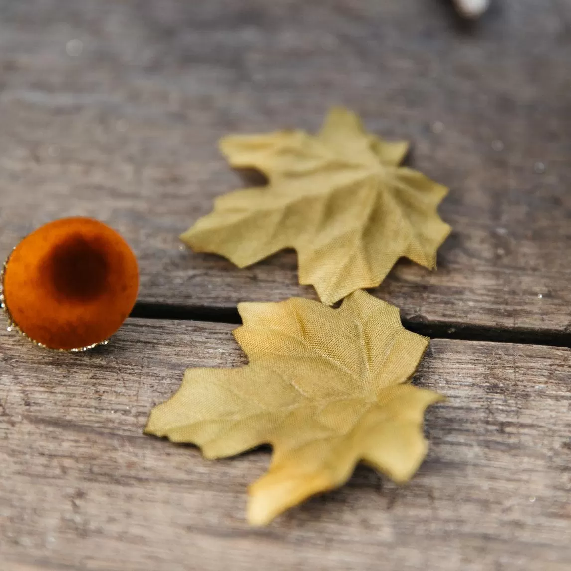 6 βελανίδια βελούδινα κεχριμπαρί με χρυσό γκλίτερ 3 – 4.5 cm