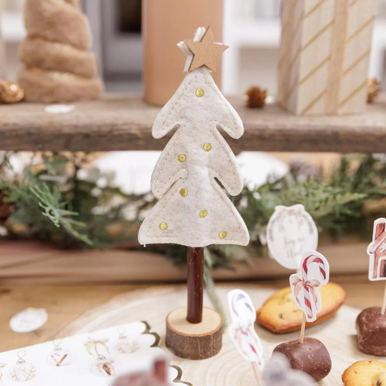 Δέντρο με Αστέρι σε Ξύλινη Βάση, Λευκή Τσόχα και Χρυσή Κεντητή Διακόσμηση 21 x 7,5 cm