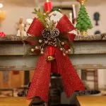 Φιόγκος με κουκουνάρια και κλαδιά με κόκκινο γκλίτερ 26 x 41 cm