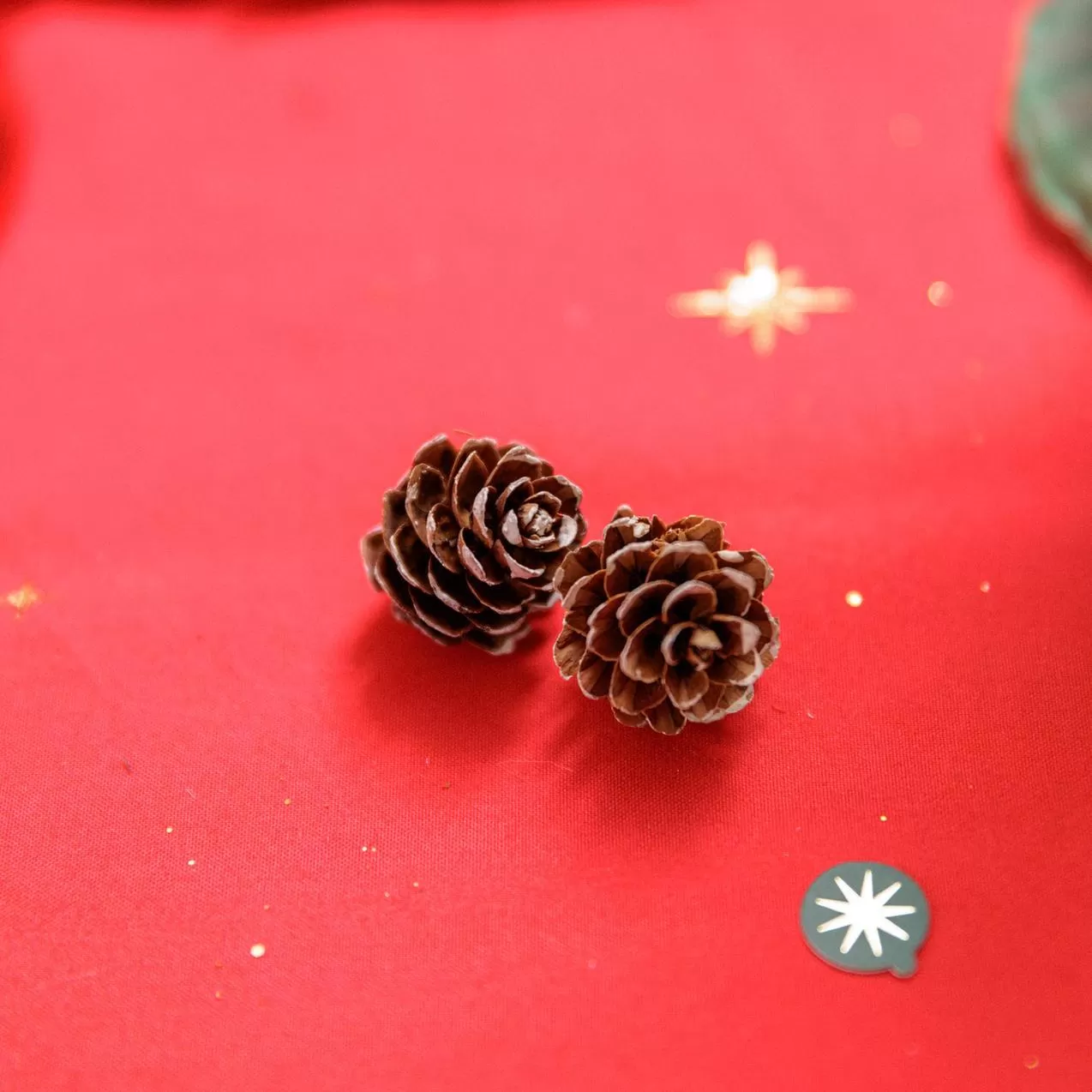 12 Κουκουνάρια Χρυσά 2 cm